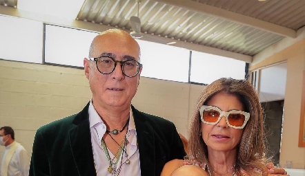  Jaime Oliva y Claudia Anaya con su nieto Emiliano.