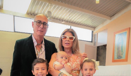  Jaime Oliva y Claudia Anaya con sus nietos Mauricio, Emiliano, Victoria, Jaime y Roberta.