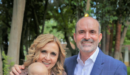  Liliana y Juan Carlos con su nieto Emiliano.