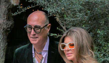  Jaime Oliva y Claudia Anaya con su nieto Emiliano.
