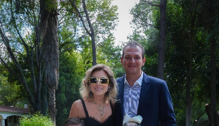 Claudia Oliva y Mauricio Ruiz con su sobrino Jaime y sus hijos Mauricio, Victoria y Roberta.