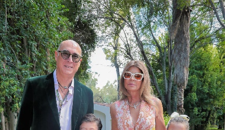  Jaime Oliva y Claudia Anaya con sus nietos Mauricio, Jaime, Victoria y Roberta.