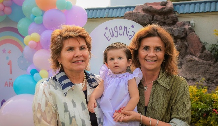  Maru Celis e Irasema Medellín con su nieta Eugenia.