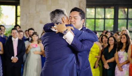  Raymundo bailando con su papá.