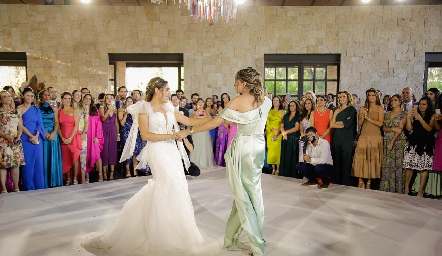  Sofía bailando con su mamá Rosy Rodríguez.