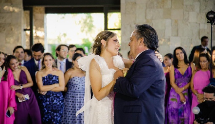  Sofía bailando con su papá.