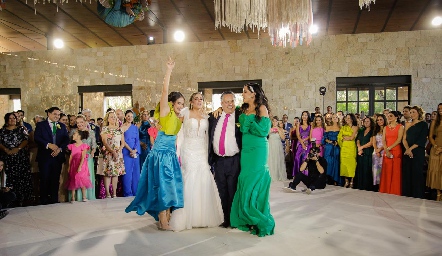  Manuel Ascanio bailando con sus hijas.