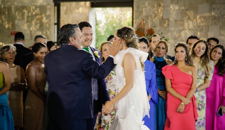  Manuel Ascanio dándole la bendición a su hija.
