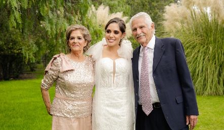  Sofía con sus abuelos Rosy y Manuel  Rodríguez.