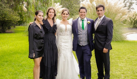  Sofía y Raymundo con la familia Ascanio Villarreal.