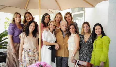  José Santos con su hija y las mejores amigas de ella.