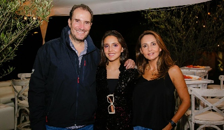  Luis Nava y Cristina Villalobos con su hija Valentina.