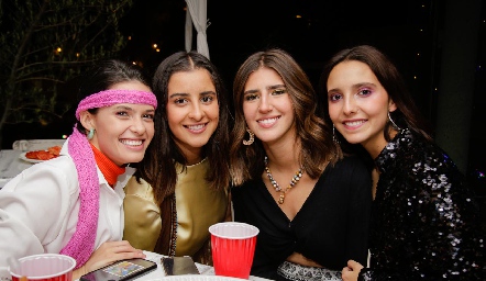  Cayetana Gómez, Lorea Gómez, Ale Almaguer y Vale Nava.