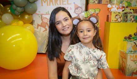  Mariana Meade con su hija Mariel Martínez.