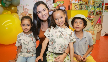  Mariana Meade con sus hijos Annia, Mariel y Miguel Ángel Martínez.