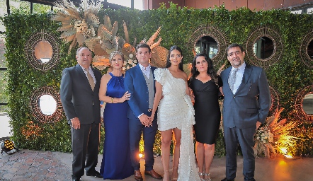  Los novios con sus papás, Alfredo Hanun, Fanny Gutiérrez, Alfredo Hanun, María José Leos, Susana de Leos y Pascual Leos.