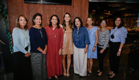  La novia con las anfitrionas, Alma, Ofelia, Gabriela, Miriam, Cuca, Güera, Tere y Carmen Díaz Infante.
