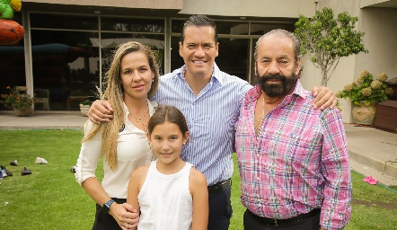 Marcela Torres, Alexia y Sergio Zapata con Oscar Torres Corzo.