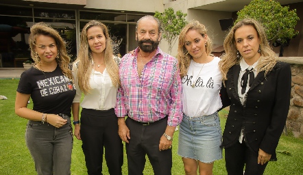 Oscar Torres Corzo con sus hijas: Monse, Marcela, María y Moni.