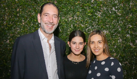  Darío Güemes y Ana Madrigal con su hija Carmina.