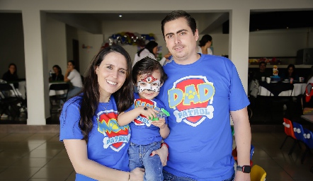  Luciana Rodríguez y Jaime Oliva con su hijo Jaime.