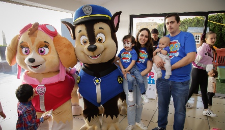  Familia Oliva Rodríguez con los personajes de Paw Patrol.