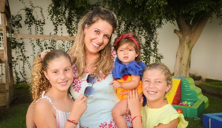 Lilian Abud con sus hijas Elena, Maite y Rania.