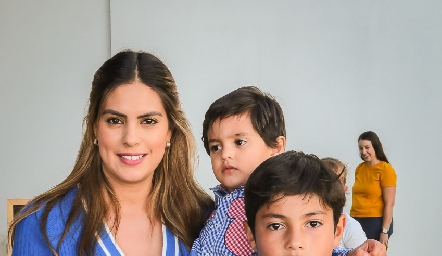  Bárbara Berrones con sus hijos Bárbara, Juan Pablo y Fernando Rojo.