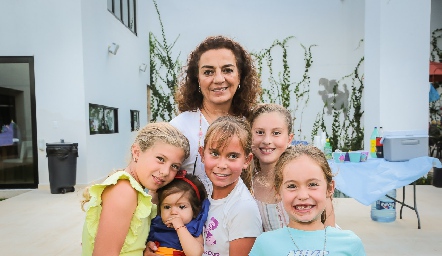  Lili Abud con sus nietas, Rania, Maite, Hanni, Elena y Álika.