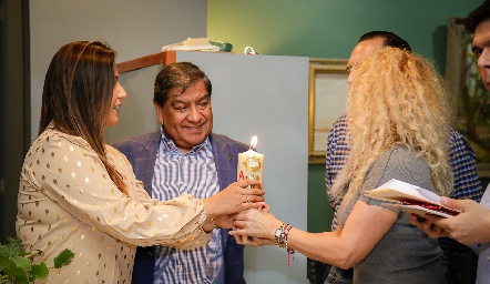  Entregando la vela.
