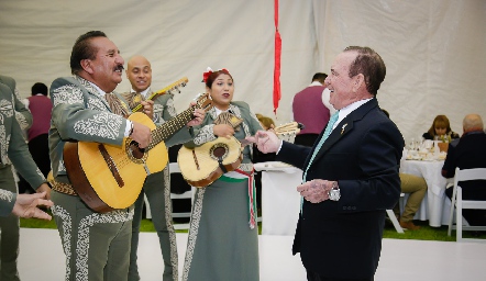  Abelardo cantando con el mariachi.