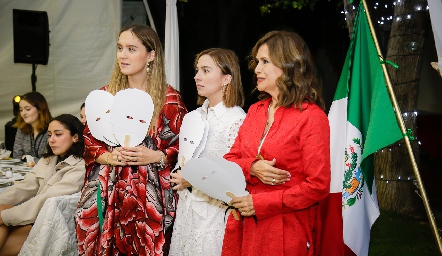  María y Margot Uría con su mamá Koki Medina.