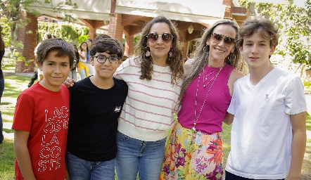  Karla Sarquis y Maricarmen Ayala con sus hijos.