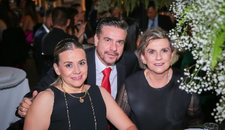  Mónica Portillo, Jesús González y Gabriela Portillo.