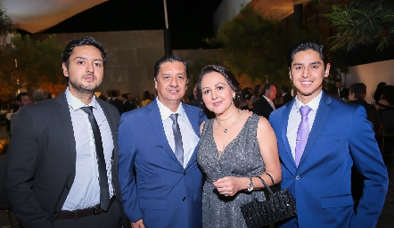  Ricardo Herrera y Oly Flores con sus hijos Ricardo y Rodrigo Herrera.
