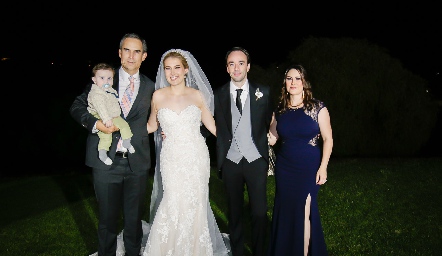  Los recién casados con la familia Pérez Stavropulos.