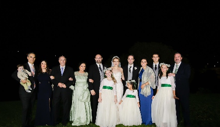  Los recién casados con la familia Pérez Estrada.