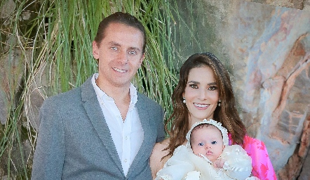  José Alberto Torres y Maricarmen Meade con su hija Lucía.