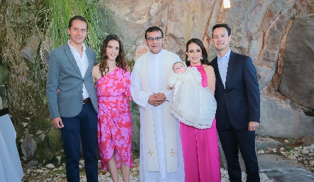  José Alberto Torres, Maricarmen Meade, Pbro. Salvador, Sandra de la Garza y Oscar Foyo con Lucía.