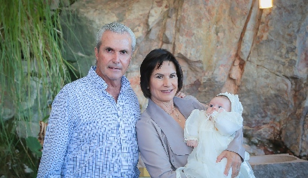  Claudio Meade y Carmen Andrés con su nieta Lucía.