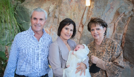  Claudio Meade, Carmen Andrés y Pilar Ocejo con su nieta Lucía.