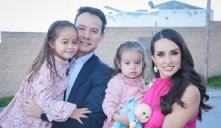  Oscar Foyo y Sandra de la Garza con sus hijas Luciana e Inés.