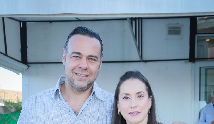  Alejandro Torres y Guadalupe Escartín con su hija Jimena.