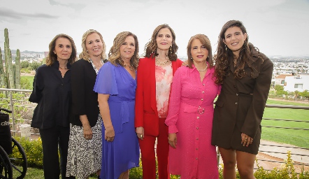  María Eugenia Esther, Luz María Autrique, Carla Autrique, Ivette Autrique, Carmen Autrique, Laura Autrique y Sofía Cavazos.