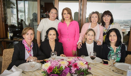  Laura Autrique con sus amigas