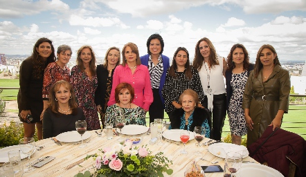  Laura Autrique con sus amigas.
