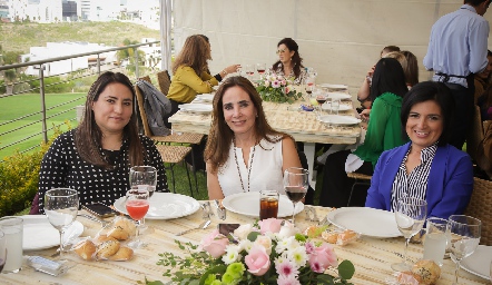  Irma Torres, Cristina Chevaile y Cristina Hernández.