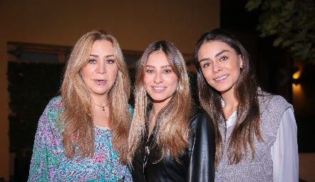  Claudia Hermosillo con sus hijas Claudia y Paulina Rodríguez.