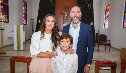  Gonzalo con sus papás, Cristina Barragán y Gonzalo Benavente.