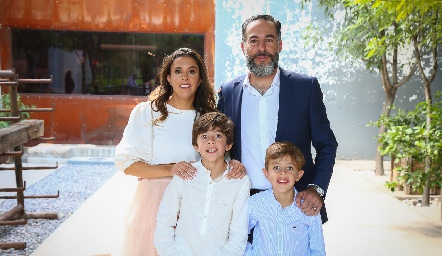  Cristina Barragán y Gonzalo Benavente con sus hijos Gonzalo y José María.